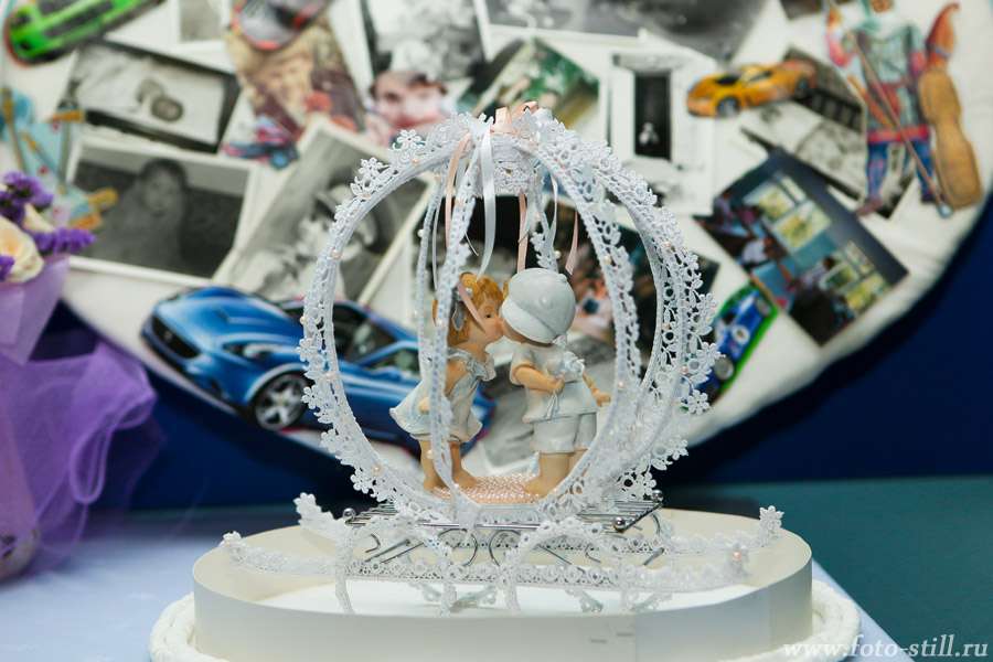 Свадебный торт, украшенный двумя целующимися карапузами, в кружевной арке  - фото 720945 Фотограф Кириллов Алексей