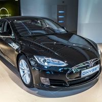 100 TESLA Model S90D аренда