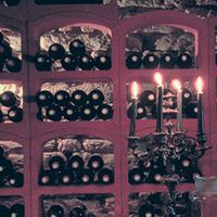 атмосфера погружения в винный погреб: винный стеллаж, старинный канделябр, великолепный напиток богов....Что еще романтичнее можно себе представить? влюбленные такого не забудут никогда!