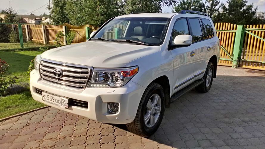 Аренда Toyota Land Cruiser 200 (белый)