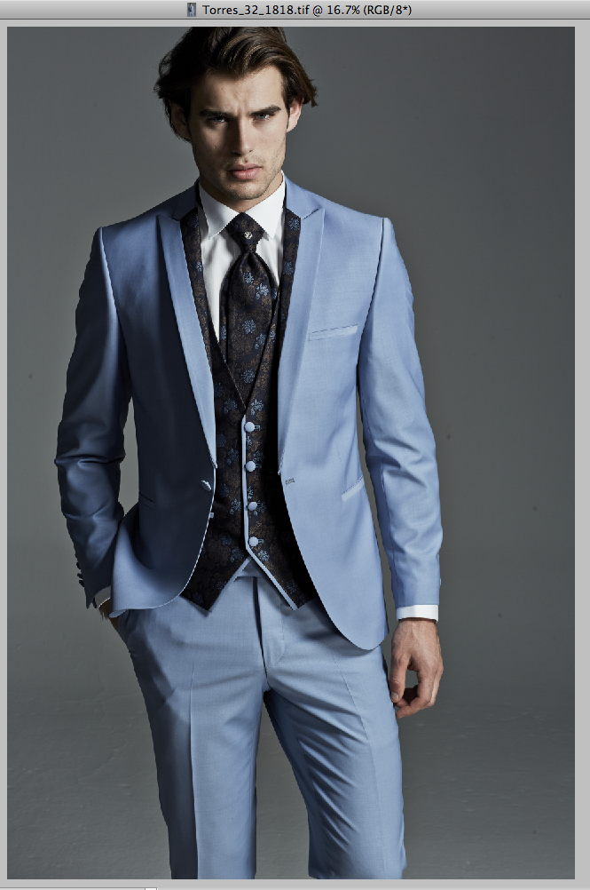 Классический голубой смокинг тройка с белой рубашкой, темно-коричневой жилеткой и галстуком в голубой цветок - фото 2470353 Свадебный шоу-рум Mari Sposa