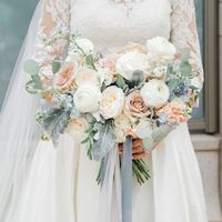 Букет невесты из ранункулюсов и пионовидных роз 
