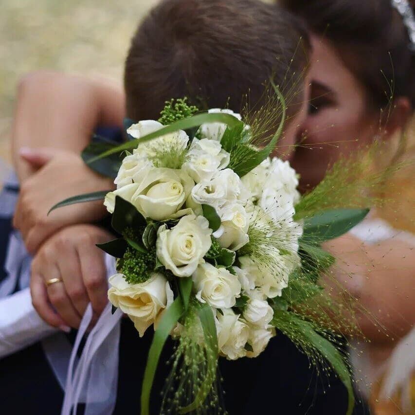 Белый букет невесты из роз и эустомы с зеленью - фото 19980725 Флорист Евгения Чумичева