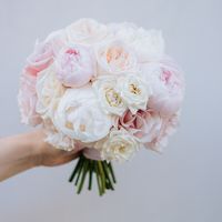 Букет невесты в бело-розовой гамме с пионами