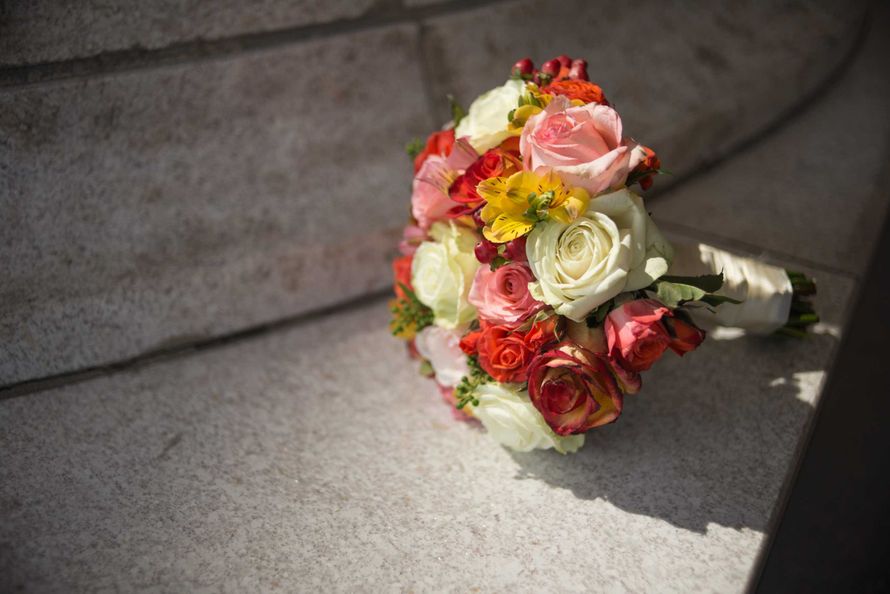 Букет невесты из желтых альстромерий, красных ягод гиперикума, красных розовых и белых роз  - фото 1387033 MagicMoments comp - оформление свадьбы