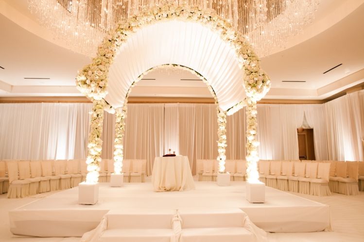 Подковообразная свадебная арка, украшенная белой тканью, лентами и цветами - фото 1429127 Skazka-decor - оформление свадьбы
