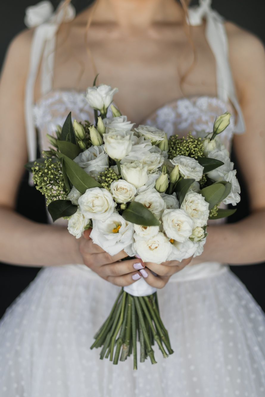 Букет невесты моно из эустомы и кустовой розы