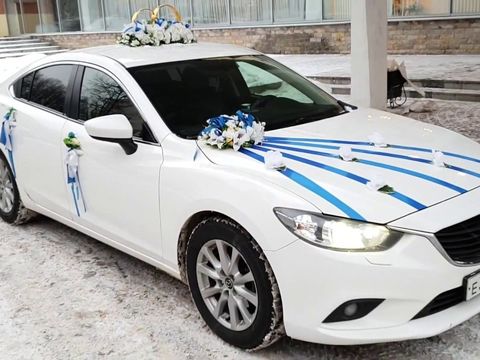 Белая Mazda 6 в свадебном украшении вариант 19 @auto-na-prokat.ru