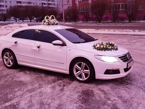 Белый VW Passat CC в свадебном украшении 77 @auto-na-prokat.ru