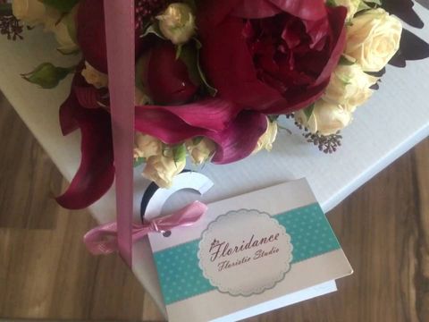 Видео обзор свадебного букета с пионами марсала и розами айвори