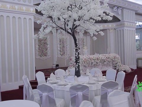 Роскошные пышные деревья для свадебного оформления в зале торжеств Наполенон